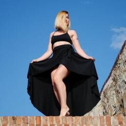 Černá dlouhá zavinovací sukně na aerial hoop, pole dance, tanec i běžné nošení. Udržitelná sportovní móda.