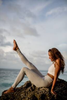 Bílá sportovní podprsenka Ballerina a šedé legíny s vysokým pasem Invert na pole dance, fitness, jóga. Udržitelná sportovní móda.