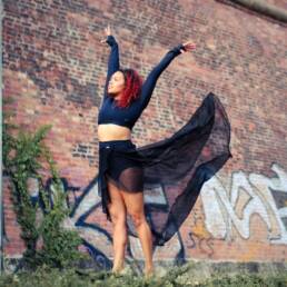 Černý crop top. Černá dlouhá zavinovací sukně na aerial hoop, pole dance, tanec i běžné nošení. Udržitelná sportovní móda.