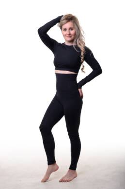 Černý crop top s dlouhým rukávem. Černé legíny s vysokým pasem. Oblečení na jóga, fitness, pole exotic, pole dance, aerial hoop i běžné nošení. Udržitelná móda.