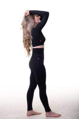 Černý crop top s dlouhým rukávem. Černé legíny s vysokým pasem. Oblečení na jóga, fitness, pole exotic, pole dance, aerial hoop i běžné nošení. Udržitelná móda.