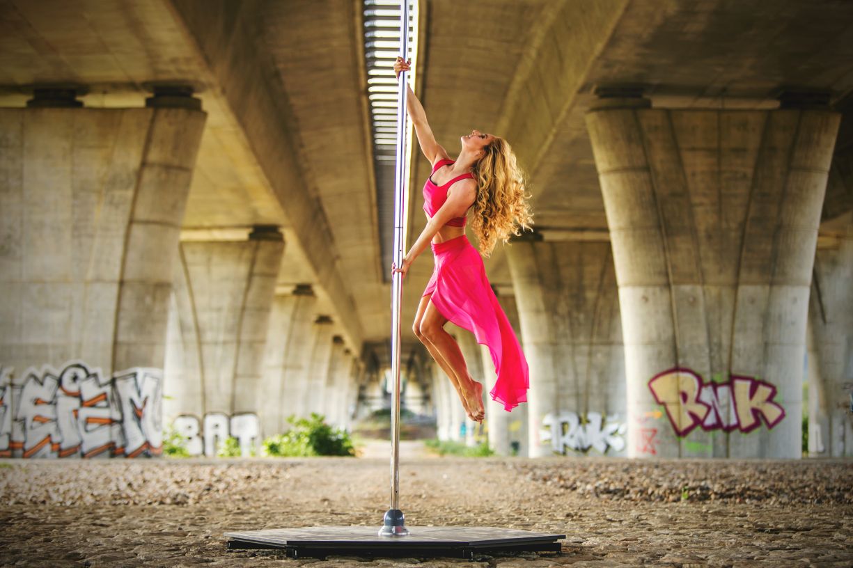 Růžová tylová dlouhá zavinovací sukně na aerial hoop, pole dance, tanec i běžné nošení. Udržitelná sportovní móda.