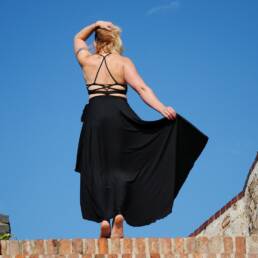 Černá dlouhá zavinovací sukně na aerial hoop, pole dance, tanec i běžné nošení. Udržitelná sportovní móda.